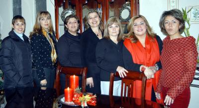 Mónica Miranda de Jiménez acompañada de Nena Orduña, Cecilia Rivera, Patty Borrego, Rosy Martínez, Ana Borrego y Francine Torres en el convivio que se le ofreció por su cumpleaños.