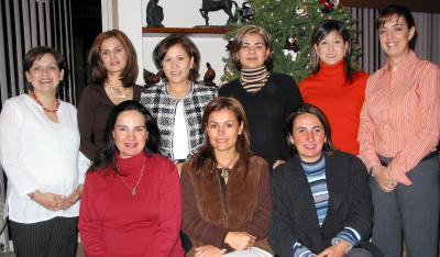 Maribel de Saldaña, Cristina de Díaz, Bárbara de Mejía, Marcela Bollaín y Goitia, Ale de Correa, Luly de Murra, Pilar de Villarreal, Laura de Martínez y Ana de Fernández grupo de amigas reunidas en una posada.