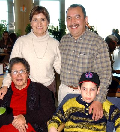 María del Socorro Horta Vda de Macías celebró su cumpleaños acompañada por su hijo José Antonio Macías Horta, su nuera Cristy de Macías y su nieto Luis Roberto Flores Macías.