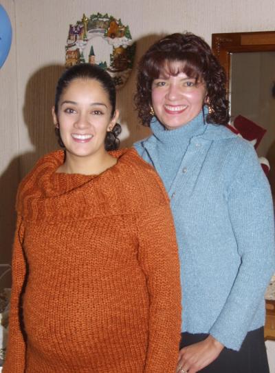 Carla Patricia de Palomares con la organizadora de su fiesta de canastilla Patricia Esparza de Díaz.