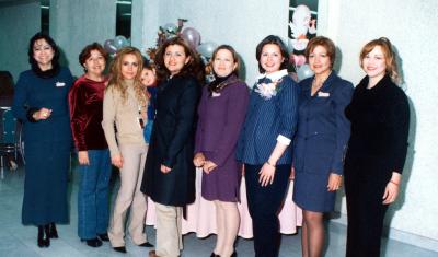 Mirza Zoraida Sánchez de Ramírez con un grupo de invitadas a su fiesta de canastilla.