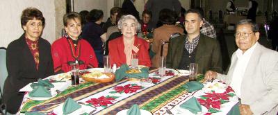 Evangelina, Sara, Consuelo, Miguel Ángel y J. Santa Ana  en su posada navideña.