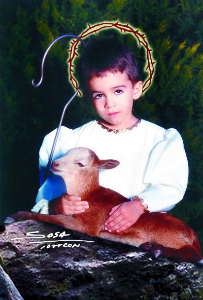 Niño José Raúl Hernández Villarreal en una fotografía de estudio con motivo de la Navidad.