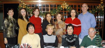 Rocío Flores, Rocío Arrañaga, Paquita Martínez, Rolando Estrada, Mague Salcido, Patty Gutiérrez, Norma de Ramírez, Ignacio Calderón, Alejandro San Vicente, Gaby Marín y Gerardo Soto Luján, en su posada navideña.