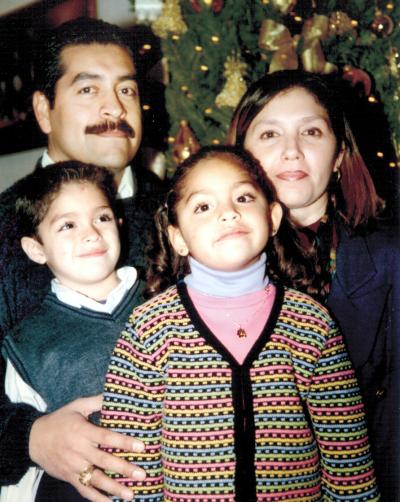 Agustín E. Martínez Puentes, Lucero Aguilera de Martínez, Eduardo y Marifer Martínez Aguilera.