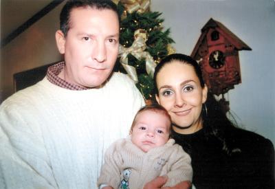 Carlos Aguilera Palafox y Ana Cecy de Aguilera con su hijo Carlos, en su convivio de Nochebuena.