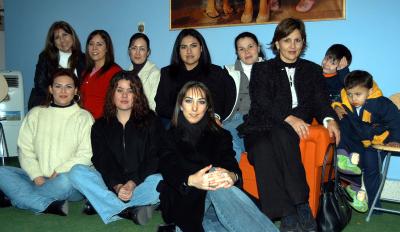 I:socialesvariosD- Coco, Lety, Marvella, Paty, Claudia, Lupita, Rina Bertha y Katy en un convivio que organizaron con motivo de la Navidad, acompañadas de sus pequeños.