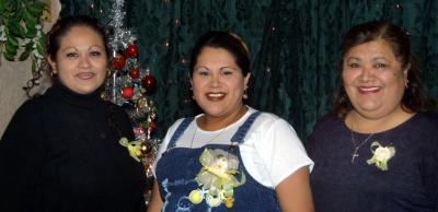 Cristy Soto con las organizadoras de su fiesta de regalos, ofrecida por el cercano nacimiento de su bebé, Gloria Torres y Gloria Soto.