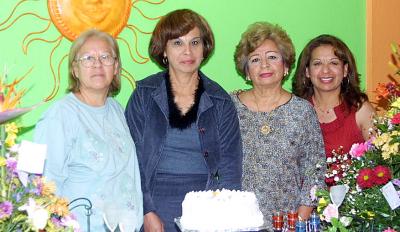 IEstela Cáceres acompañada por su grupo de amigas, en la celebración que le organizaron con motivo de su cumpleaños que se llevó a cabo en días pasados.