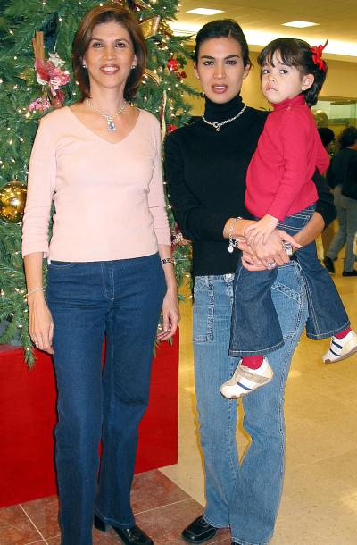 Las laguneras Gloria Franco de Madero y su hija Brenda vinieron de Monterrey a pasar las fiestas de Navidad con sus familaires, las acompaña Valeria Castro Madero.