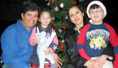 Los laguneros Édgar Eduardo treviño y Sonia Aguilera radican actualmente en Monterrey N.L. y vinieron a La Laguna acompañados de sus hijos Sathya y Alexis.