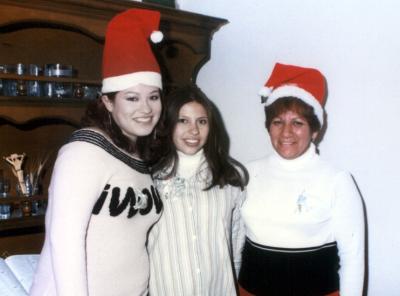 Lydia Sánchez Quintero con Paola Sánchez y Priscila Sánchez organizadoras de su fiesta de regalos.