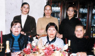 Mari Cruz, Leticia Flores, Hilda Gemina Alvarado, María Elena Collazo, Sonia Martínez y Aída Arenas Alvarado, captadas en un convivio con motivo de la Navidad.