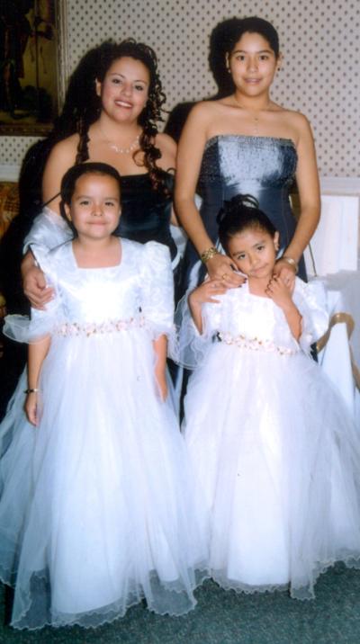 Isela Marisol y Tanya Elena Fierro García, con las pequeñas Yelena García Americano y Denisse Alexandra Bautista Flores en un acontecimeinto social.