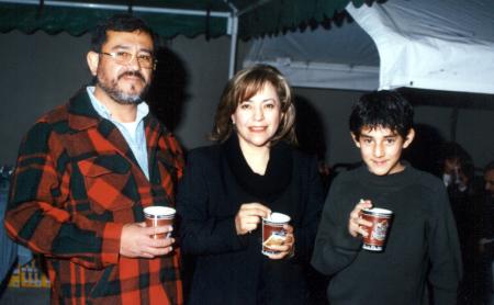 Francisco Murillo, Alyson de Murillo y Omar Murillo, en la ceremonia inaugural de un café de la localidad.