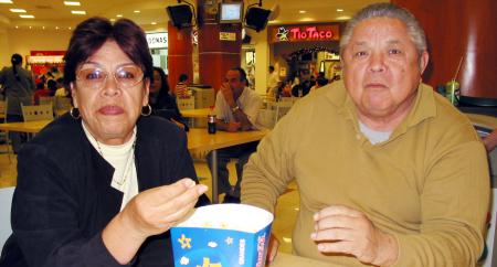 María Eugenia C. de Prado y Javier Prado en un centro comercial de la ciudad.