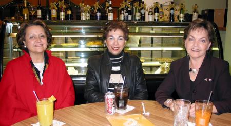 María Lucía Fernández de López, Payo de Hinojosa y Angelina G de Madero, amigas de la infancia reunidas en una cafetería.