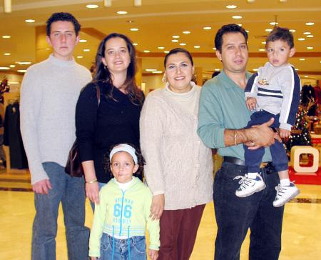 Paul Limón, Érika Limón, Alejandra R. de Cruz, Manuel y David Cruz, captados en un centro comercial.