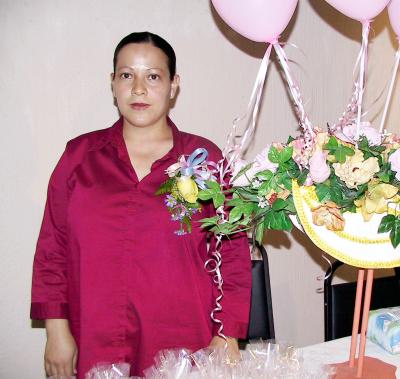 29 de diciembre de 2003
Yazmín Hernández de Díaz fue festejada con una fiesta de regalos por el próximo nacimiento de su bebé.