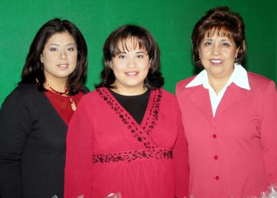 La futura mamá Claudia de Stone con Lorena Navarro y María Elena de Navarro organizadoras de su convivio.