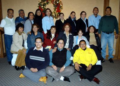 Silvia Moreno en compañía de sus compañeros de trabajo en una reunión que tuvieron con motivo de la Navidad.