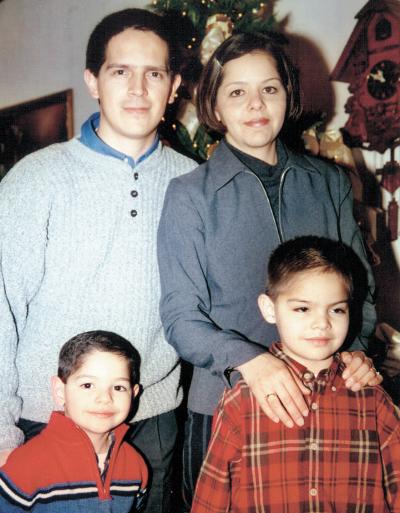 Luis E. Téllez Camacho y Cecy Aguilera de Téllez con sus hijos Eduardo y Alejandro en pasado convivio social.