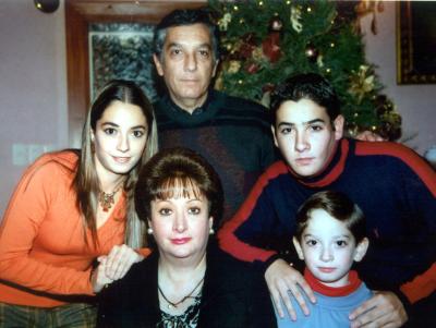 Luis Obregón y Dora Elia Cadena de Obregón con sus hijos, Dorita, Luis y Carlos en un convivio alusivo a la Navidad