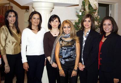 Lucía Morales de Ramos con sus amigas Martha , Lourdes, Carolina, y Josefina en una reunión ofrecida por su cumpleaños.