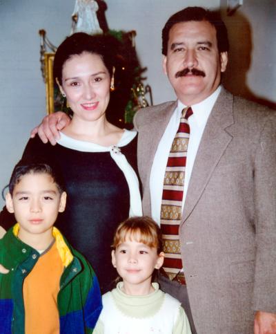 Miguel Wong Sánchez y Verónica Casas de Wong Sánchez con sus hijos Miguel y Vero Wong Sánchez Casas.