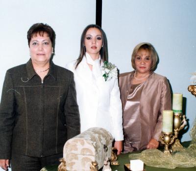 04 de enero

Marlen Romero Segura acompañada de las señoras Juanita Segura de Romero e Hilda Margarita Vaquera de Rangel organizadoras de su fiesta de despedida.