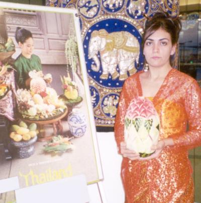 Claudia Partida luciendo un traje típico de Tailandia.