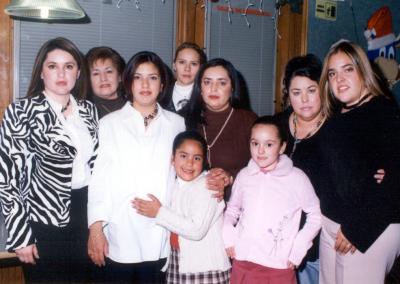 Margarita Castillo Aguilar acompañada de un grupo de asistentes a su fiesta de regalos realizada recientemente.