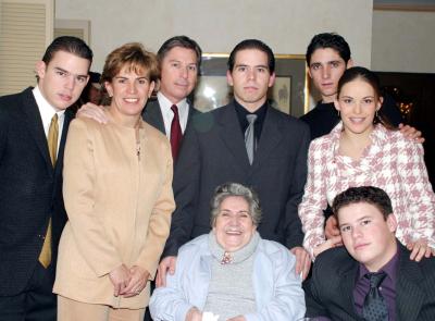 Guillermo, Malena, Memo, Carlos, Ricardo, y Ana Sofía junto a su abuelita Aurora Lavín