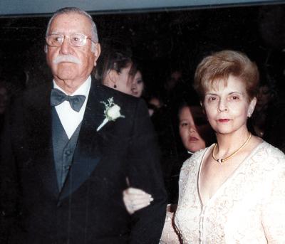 Salvador Álvarez y María Elena Cruz festejaron sus bodas de oro en el 2003.