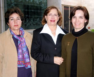 Lucila de Hernández, Silvia de Reyes y Lily de Gallegos anfitrionas de la pasada reunión del Club de Jardinería Violeta