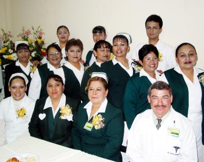 María Concepción Cervantes Pérez con sus compañeros de trabajo en un convivio por el Día de la Enfermera.