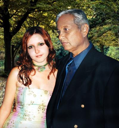 Dra. Samia Karime Pacheco con su papá el Ing. Saúl Pacheco Casas. Ella se graduó de Médico Cirujano el 18 de diciembre de 2003.