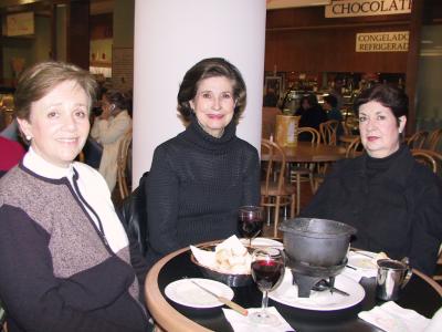 Rusi de Rico, Rosario Lamberta González y Cati de Nava en una tarde de café.