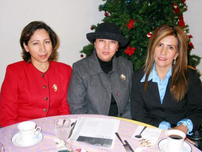 Bety de Aguilera, Paty de Facio y Dora de Perlata, amigas captadas en un festejo social.