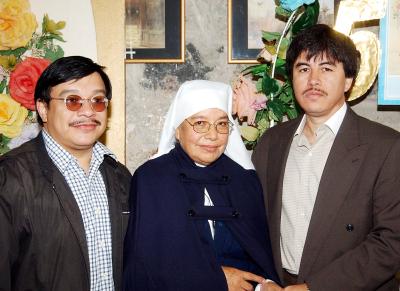 Daniel Campos y Francisco Galllegos junto a Sor Josefina Morales del Santísimo Sacramento.