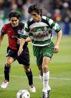 Desde el principio ambos equipos se tiraron al frente pero el primero en marcar fue el Atlas gracias a Morales quien recibió un pase profundo, encaró al portero argentino Cristian Lucchetti y disparó entre sus piernas poniendo el balón en la red.