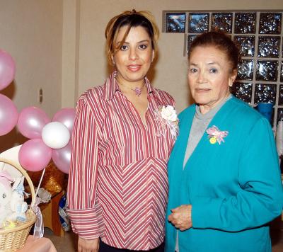 Irma Lluvia Espinoza, la futura mamá, acompañada de su suegra Bertha Murillo Ramírez, organizadora del festejo de canastilla