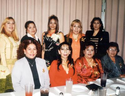 Madalena, Gloria, Dora, Pilar, Elvira, Concepción, Oralia, Ana María y Amelia asistieron a la despedida de soltera de Maru Medina.