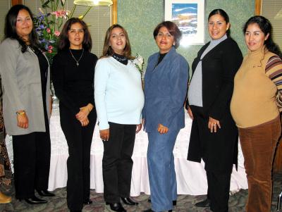 Yanette Padilla de García en compañía de algunas de las damas asistentes a su fiesta de canastilla.