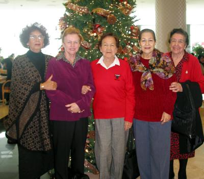 Pilar de Flores, Frida de Sosa, Aurora de Medellín, Mrgarita de Salas y Beatriz de González, en un restaurante de la localidad.