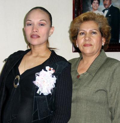  16 de enero  
Ania Arcelia Carrera de Montoya en compañía de la anfitriona de su fiesta de canastilla, Delia Sánchez de Montoya.