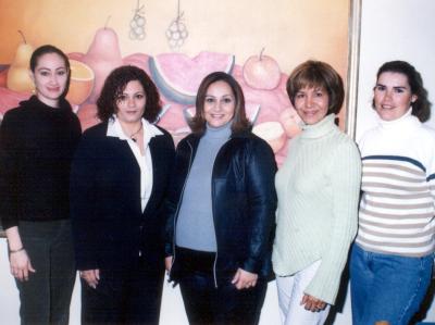 Mayela Ramírez de Vélez acompañada de Maricarmen de Pacheco, Lupita Manzanera, Hilda de Hernádnez y Julieta de Arvizu en su fiesta de canastilla.