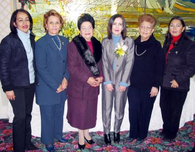  17 de enero  
Adriana Villarreal en el festejo prenupcial que le ofrecieron en días pasados Charo de Pérez, Flor de Orgazón, Rosina de Alvarado, Rosario de Villarreal y Rosa María de Velázquez.