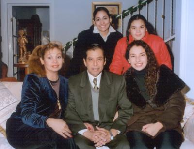 Jesús Ochoa Cebrián y Ana María Valdés de Ochoa acompañados de sus hijos Martha, Ana, Laura y Lupita.