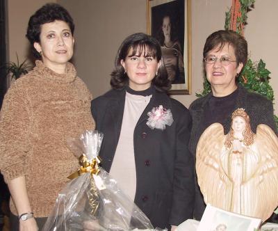 Rosa Isela Enriquez de Ramos acompañada de Alejandra Martínez y Guadalupe Castro, anfitrionas de su fiesta de regalos.